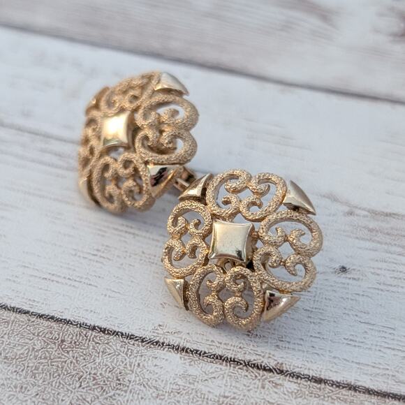 Vintage Avon Clip On Earrings Ornate Gold Tone 7/8" - Picture 3 of 5